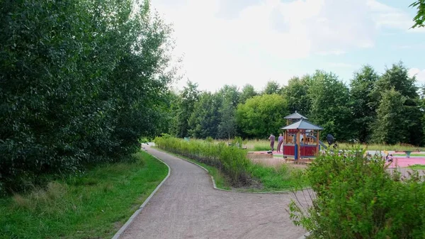 Amazing and relaxing path in the park. Surrounded by trees — Stock Photo, Image