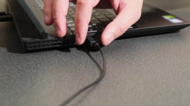 USB USB bellek sürücüsünün Macro 'su bilgisayar USB portuna takılıp çıkıyordu. Kapat.