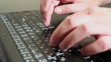İş adamı elleri dizüstü bilgisayar klavyesinde 4K Hands dokunarak bulut veri ağı sosyal medya, tablet bilgisayarda çalışan iş kadını, klavye 4K üzerinde insan eli uzatıyor