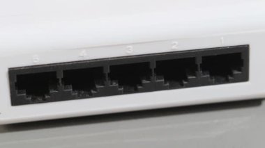 Erkek El, Mavi Veri Lan Kablosu rj45 'i Veri Merkezi' ne yerleştirir. Kapat.