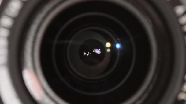 Φωτογραφία προσαρμογή του ανοίγματος της επαγγελματικής φωτογραφικής μηχανής του πριν από τη λήψη φωτογραφιών closeup. Κλείσιμο — Αρχείο Βίντεο