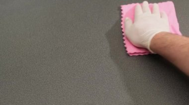 Masayı nemli bir bezle sil. kapatma işlemi