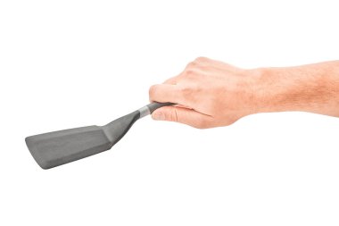 Erkek eller kızartma için spatula tutuyor. Gri arkaplanda izole.