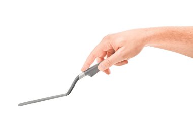 Erkek eller kızartma için spatula tutuyor. Gri arkaplanda izole.