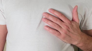 Elini kalbinin üzerine koy. Kapat.