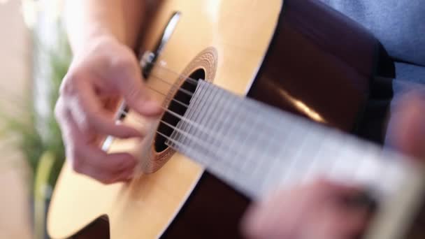 Man berlatih gitar dengan lambat gerak menembak musik musisi klasik akord akustik waktu libur musim panas. — Stok Video