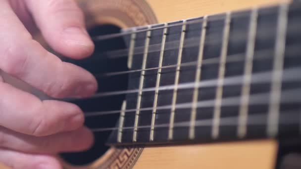 弹吉他：弹吉他的手的细节。把衣服穿上 — 图库视频影像