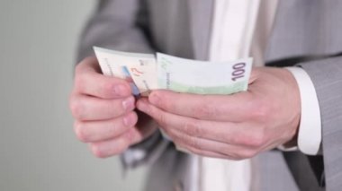 ABD Doları 'nın faturalarını sayan ya da nakit ödeme yapan eller..