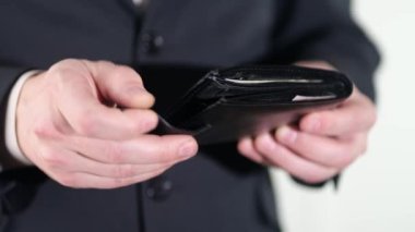 Elleriyle cüzdanda para sayıyor. Mali işler. Amerikan doları. Para dolu cüzdan. Salory mi? Banka kredisi.