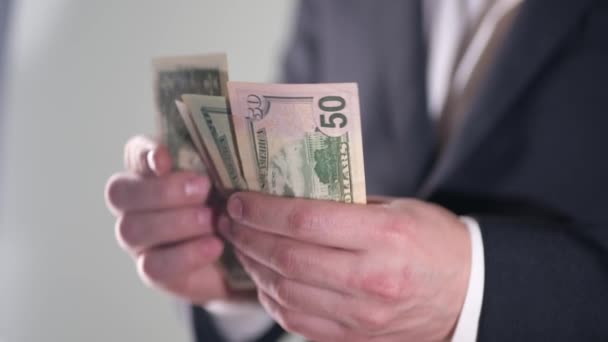 Mani che contano le banconote in dollari USA o che pagano in contanti sullo sfondo del denaro. — Video Stock