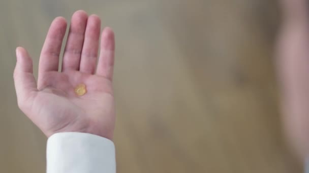 Handdesinfectie met een antibacteriële septische tank. close-up — Stockvideo