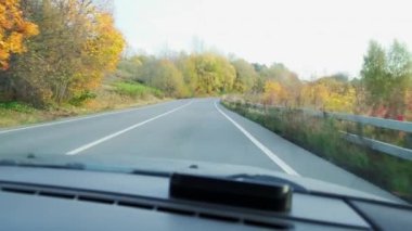 Yolcu koltuğunda rahat ol. Şehirdeki hızımızı koruyoruz. Kapat.