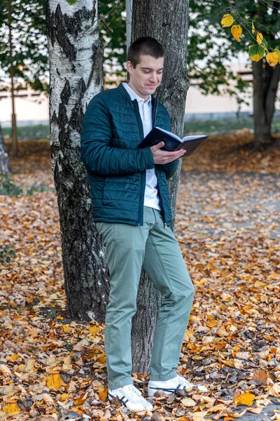 Man Reading Book City Park — Stock Photo, Image