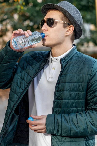 Primer Plano Hombre Bebiendo Agua Una Botella — Foto de Stock