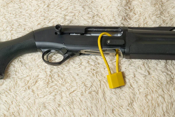 총 안전을 보여주는 챔버 잠금 산탄총 — 스톡 사진