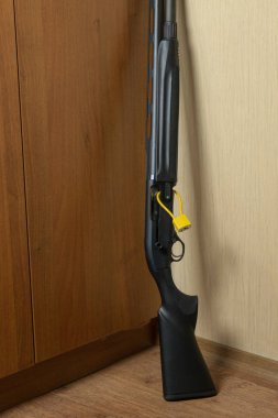 Silah güvenliği gösteren oda kilidi ile Shotgun