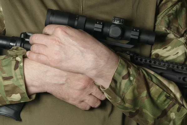 Soldaten handen in camouflage bezit zijn van een geweer — Stockfoto