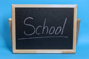 Mavi arka plan üzerinde kelime tebeşirli okul ile Blackboard