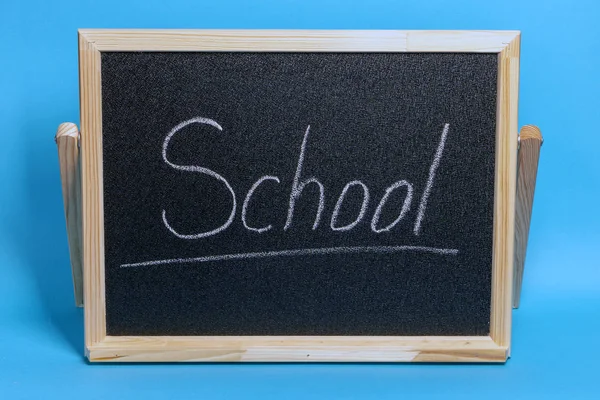 Mavi arka plan üzerinde kelime tebeşirli okul ile Blackboard — Stok fotoğraf