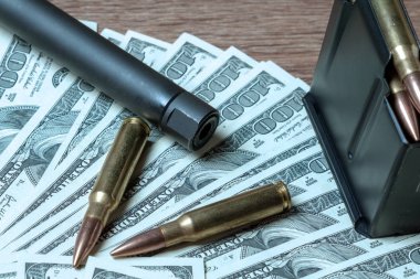 Tüfek varil, dergi ve para kartuşları.