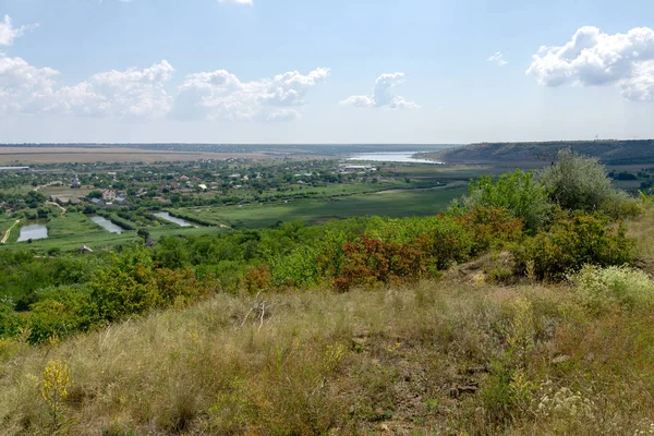 Пейзаж. Маленьке село в долині біля озер — стокове фото