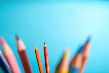 Mavi arka plan, yumuşak odak üzerinde renkli kalemler. Sanat okulu için boş, okula geri dön. Kopyalama alanı