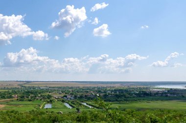 Manzara. Göle yakın vadide küçük bir köy