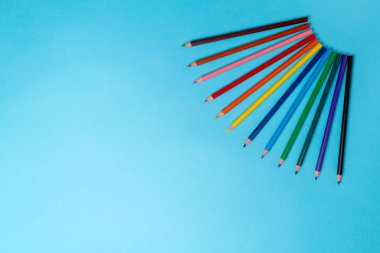 Mavi arka plan üzerinde renkli kalemler. Sanat okulu için boş, okula geri dön. Kopyalama alanı