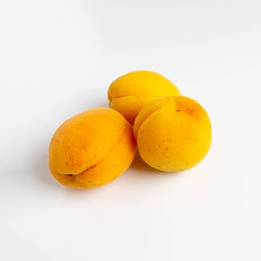 Olgun kayısı beyaz bir masada yakın çekim