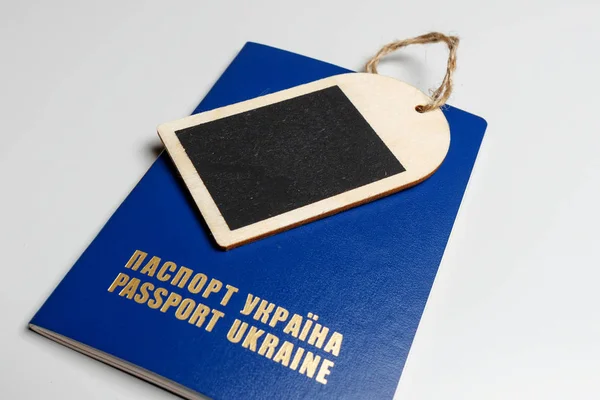 白いテーブル、クローズアップ、モックアップに青いパスポートを付けてタグ付け — ストック写真