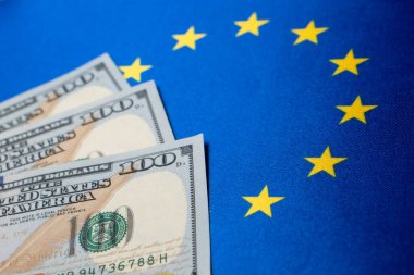 Avrupa Birliği bayrağı ve dolar banknotları. İş ve finans kavramı, yumuşak odaklanma