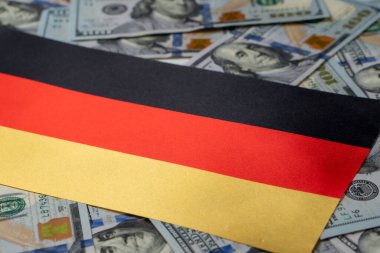 Arka planda Amerikan dolarlarıyla Almanya Bayrağı. Yatırımcılar için kavram, yumuşak odaklanma