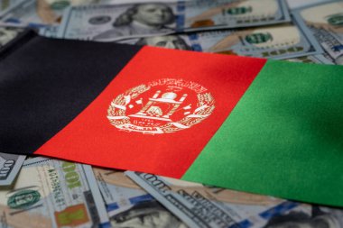 Afganistan bayrağı ve arka planda Amerikan doları var. Yatırımcılar için kavram, yumuşak odaklanma