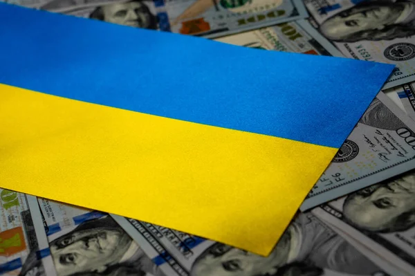 ウクライナは背景としてドルでフラグを立てます。投資家のためのコンセプト、ソフトフォーカス — ストック写真