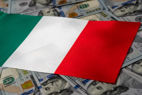 Bandeira da Itália com dólares americanos como pano de fundo. Conceito para investidores, foco suave — Fotografia de Stock