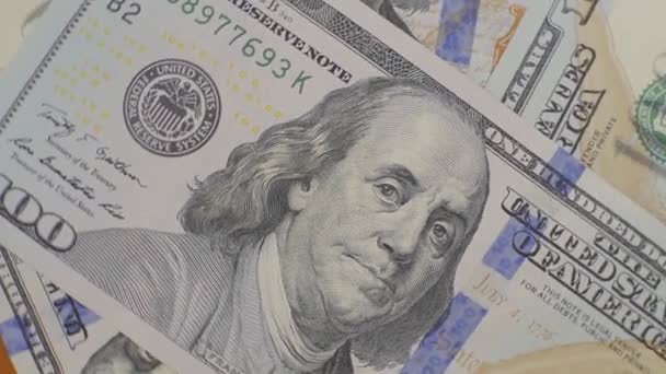 Banconota da 100 dollari, primo piano. Dollari con ritratto di Franklin, vista dall'alto — Video Stock