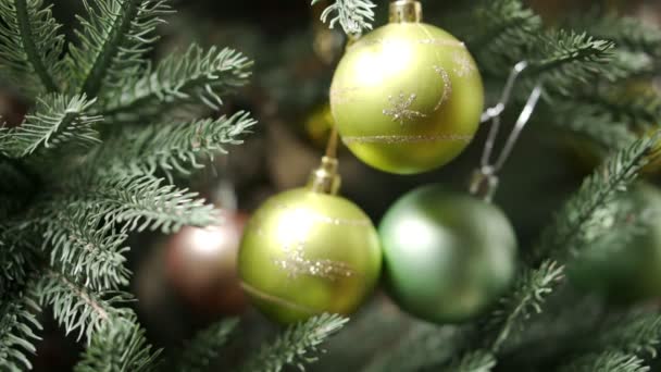 Το χριστουγεννιάτικο δέντρο Διακόσμηση παιχνίδι, απαλή εστίαση — Αρχείο Βίντεο