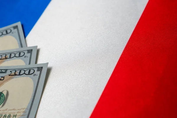 Французький національний прапор і доларові банкноти. Концепція бізнесу та фінансів, м'який фокус. — стокове фото