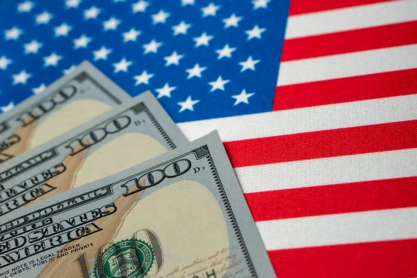 Національний прапор США і доларові купюри. Концепція бізнесу та фінансів, м'який фокус. — стокове фото