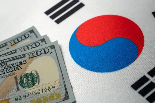 Kore Cumhuriyeti ulusal bayrağı ve dolar banknotları. İş ve finans kavramı, yumuşak odaklanma — Stok fotoğraf