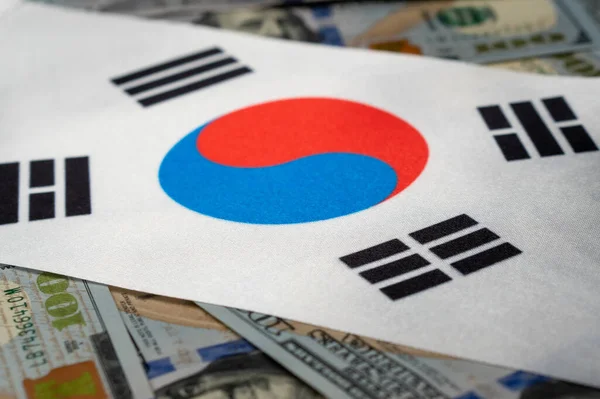Arka planda Amerikan doları bulunan Kore Cumhuriyeti bayrağı. Yatırımcılar için kavram, yumuşak odaklanma — Stok fotoğraf