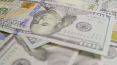 Bir sürü dolar, yakın plan. Franklin 'in portresi olan dolarlar.