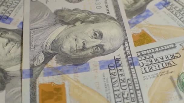 100 dollar biljet, close-up. Dollars met een portret van Franklin, zijaanzicht — Stockvideo