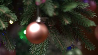 Noel ağacı. Noel ağacında güzel oyuncaklar, bir tasarımcı ya da XMAS dekorasyonları için boş.