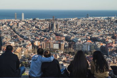 Barselona şehir manzarasına hayran insanlar. Barcelona uçaksavar sığınak içinde bu insanlar.