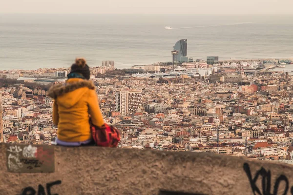 女の子は バルセロナの街の景色を眺めです ホテル 他の顕著な記念碑間距離でわかります 彼女はバルセロナの対空の避難所では ストック写真