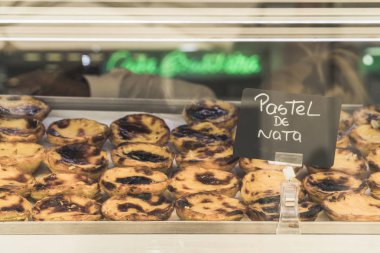 Lizbon Portekiz üzerinden birçok tipik kremalı kek ile bir fırında bir vitrin olduğunu.