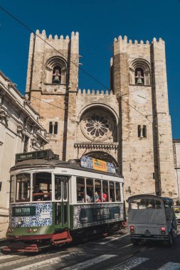 Bir tramvay turist, tam bir üç tekerlekli araç, tuc tuc, Lizbon, Portekiz çok ünlü her iki araç geçiyor. Arka s Katedrali.