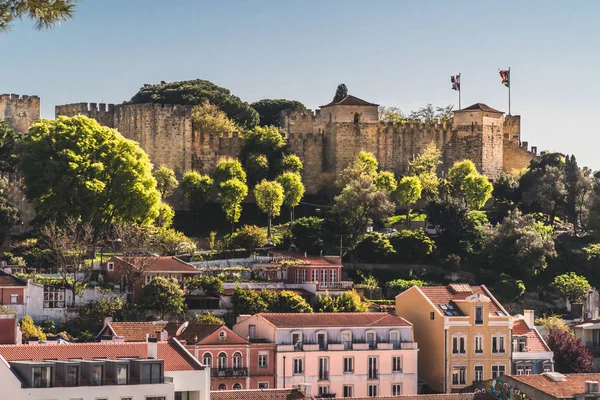 有名な中世城の聖ジョージ ポルトガルのリスボンの街の丘の上に 以下は 市内のいくつかのより近代的な建物 ストックフォト