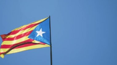 Catalonia Cumhuriyeti bayrağı nedeniyle güçlü bir rüzgar sallıyor. Gayri resmi bağımsızlık bayrak renkleri kırmızı, sarı ve mavi, orta beyaz yıldızla.